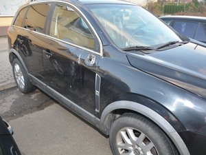 uszkodzony samochód osobowy - oderwane lusterko zewnętrzne