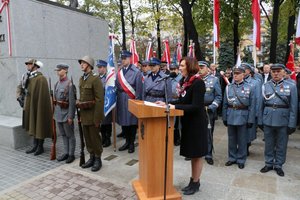 uczestnicy uroczystości z okazji 101 rocznicy odzyskania niepodległości przed pomnikiem Marszałka Józefa Piłsudskiego
