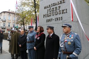 uczestnicy uroczystości z okazji 101 rocznicy odzyskania niepodległości przed pomnikiem Marszałka Józefa Piłsudskiego