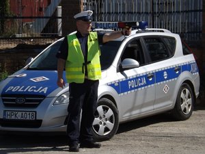 Policjant Ruchu Drogowego podczas pomiaru prędkości.