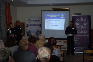 Na zdjęciach uczestnicy spotkania i policjanci z rzeszowskiej komendy prowadzący debatę poświęconą bezpieczeństwu osób starszych.