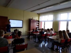 Profilaktyczna lekcja z uczniami Szkoły Podstawowej w Korczynie.