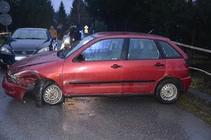 Uszkodzony w trakcie ucieczki samochód podejrzanego o rozbój