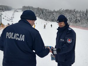 policjanci na stoku narciarskim