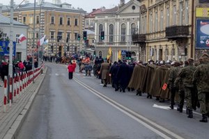 Osoby biorące udział w procesji przemieszczają się ulicami Jarosławia