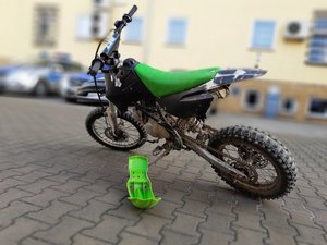 Odzyskany motocykl. Zdjęcie wykonano na parkingu Komendy Powiatowej Policji w Strzyżowie.