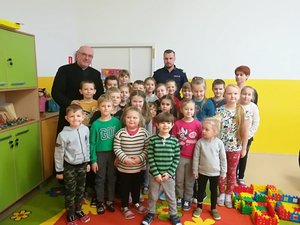 policjant wraz z dziećmi w przedszkolu