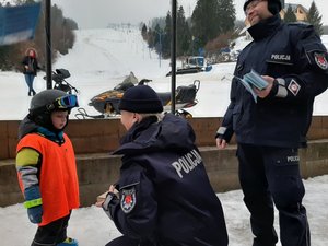 policjanci rozmawiają z dzieckiem