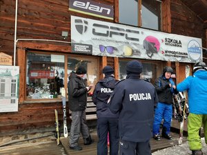policjanci rozmawiają z narciarzami