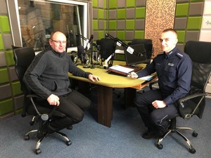Krośnieński policjant w radiowym studio.