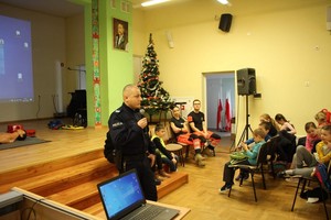 Spotkanie policjanta z dziećmi w ramach działań &quot;Bezpieczne ferie 2020&quot;
