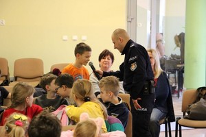 Spotkanie policjanta z dziećmi w ramach działań &quot;Bezpieczne ferie 2020&quot;