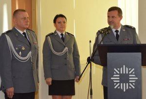 Przy mównicy przemawia Zastępca Komendanta Wojewódzkiego Policji w Rzeszowie