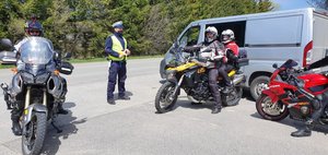 policjant ruchu drogowego i osoby na motocyklach