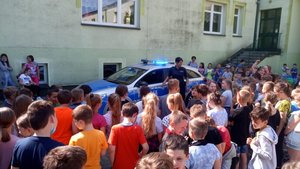 Policjanci podczas spotkania z dziećmi.