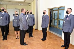 Dowódca uroczystości składa meldunek Komendantowi Powiatowemu Policji w Jarosławiu.