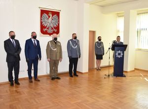 Zaproszeni goście oraz Komendant Powiatowy Policji w Jarosławiu przemawiający przy mównicy