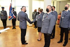 Komendant Powiatowy Policji w Jarosławiu wręcza akt mianowania na wyższy stopnień policjantce