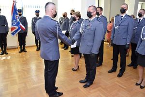 Komendant Powiatowy Policji w Jarosławiu gratuluje policjantowi