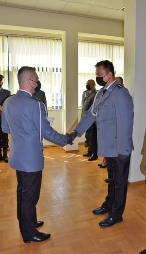 Komendant Powiatowy Policji gratuluje policjantowi