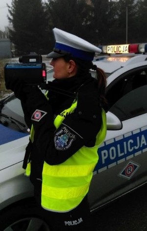 Policjantka w trakcie działań mierzy prędkość kierujących