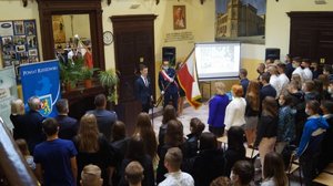 Zgromadzeni goście na inauguracji roku szkolnego w Zespole Szkół w Tyczynie