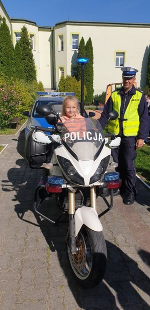 Dziewczynka ma motocyklu policyjnym.