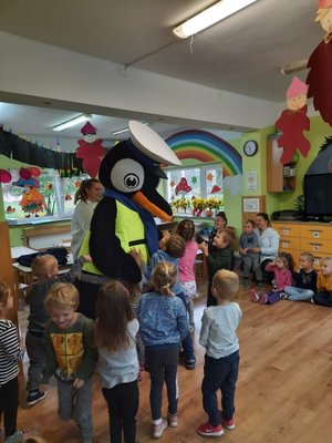 Maskotka Pingwin podczas spotkania z dziećmi.
