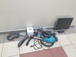podkaszarka, monitor i inne przedmioty zabezpieczone przez policjantów