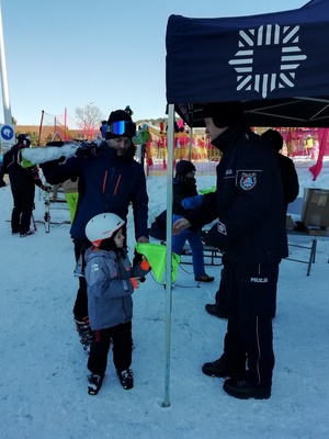 narciarze pod policyjnym namiotem rozmawiają z policjantami