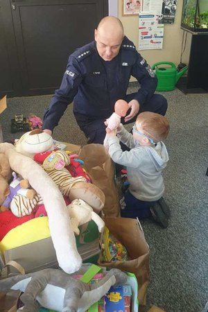 Policjant podczas zabawy z dziećmi