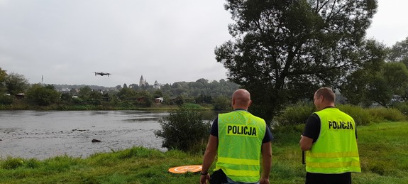 policjanci podczas kontroli brzegów rzeki za pomocą drona