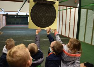 Dzieci na strzelnicy dotykają tarczy