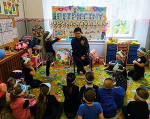 Policjantka na spotkaniu z dziećmi w przedszkolu