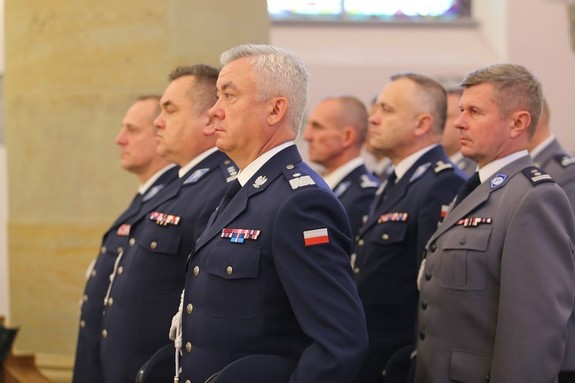 kierownictwo podkarpackiej Policji w umundurowaniu wyjściowym podczas uroczystości w Miejscu Piastowym