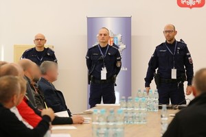 policjanci oraz rezerwiści w czasie ćwiczeń praktycznych w auli krośnieńskiej komendy