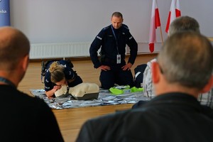 policjanci oraz rezerwiści w czasie ćwiczeń praktycznych z pierwszej pomocy w auli krośnieńskiej komendy