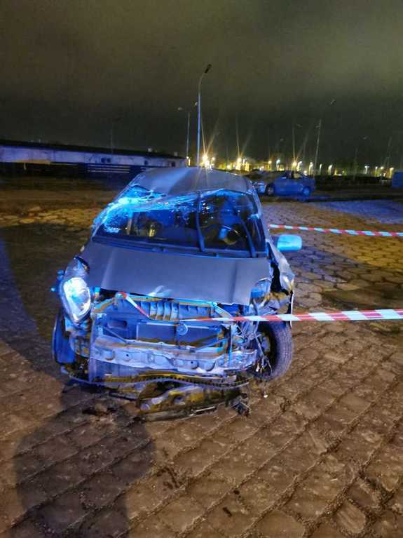 Zdjęcie kolorowe wykonane w porze wczesno porannej przedstawia uszkodzony pojazd m-ki Toyota Yaris w kolorze srebrnym tuż po zdarzeniu drogowym