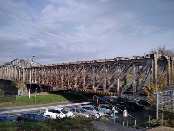 Zdjęcie kolorowe wykonane w porze dziennej przedstawia most kolejowy w Przemyślu