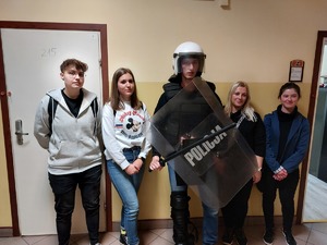 Zdjęcie kolorowe przedstawia studentów którzy odwiedzili Komendę Miejską Policji w Przemyślu