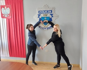 Zdjęcie kolorowe przedstawia studentów którzy odwiedzili Komendę Miejską Policji w Przemyślu