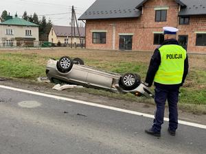 Policjant przy pojeździe biorącym udział w wypadku