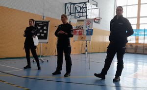 policjanci podczas pogadanki z uczniami szkoły podstawowej w Lesku
