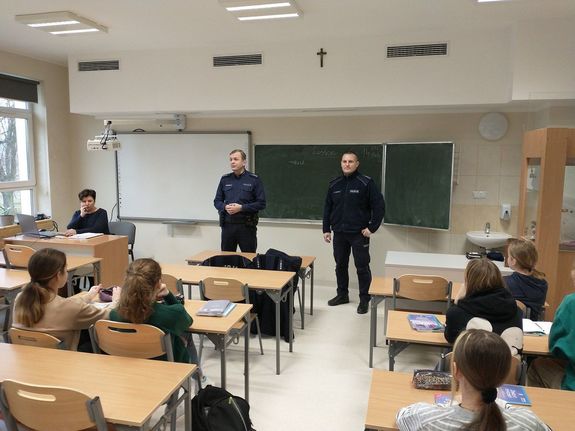 Policjanci rozmawiali z uczniami Szkoły Podstawowej w Chmielowie o bezpieczeństwie w sieci.