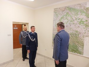 Dowódca ceremonii składa meldunek I Zastępcy Komendanta Wojewódzkiego Policji w Rzeszowie