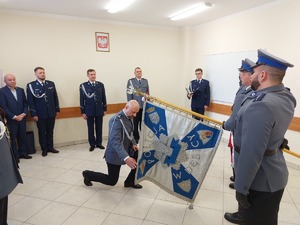 Komendant Mazur oddaje cześć Sztandarowi Policji