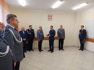 Insp. Stanisław Sekuła składa gratulacje mł.insp. Jerzemu Mazurowi