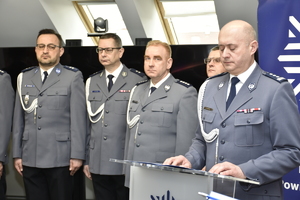 Komendant Powiatowy Policji w Strzyżowie podczas przemówienia