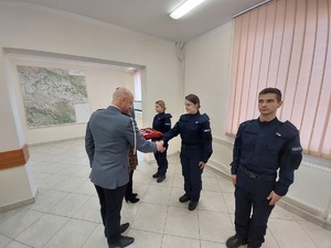 Komendant Powiatowy Policji w Dębicy wręcza nowym funkcjonariuszom legitymacje służbowe