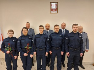 Pamiątkowe zdjęcie nowych policjantów z obecnym podczas uroczystości Starostą Powiatu Dębickiego oraz Komendantami KPP Dębica
